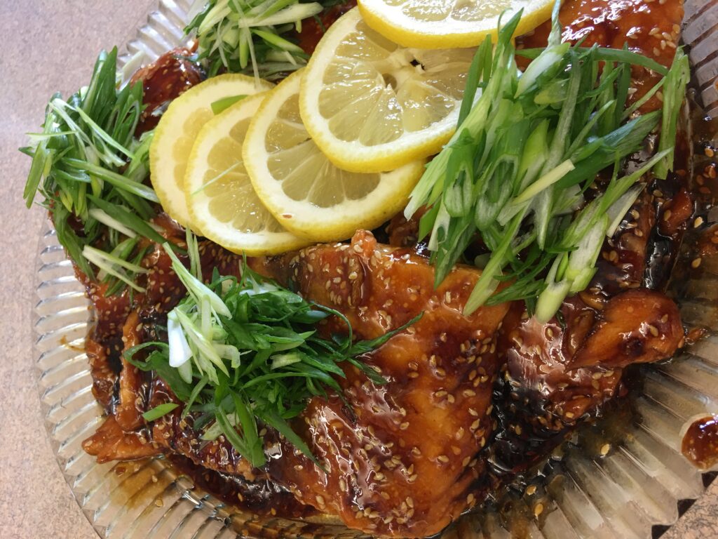 Glazed chicken with lemon and green onions.